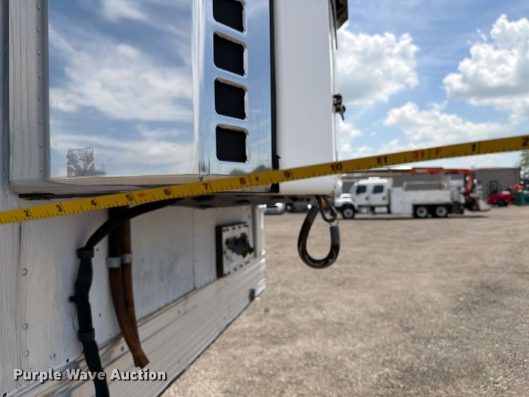 image for item EG9263 2001 Utility VS1R refrigerated van trailer