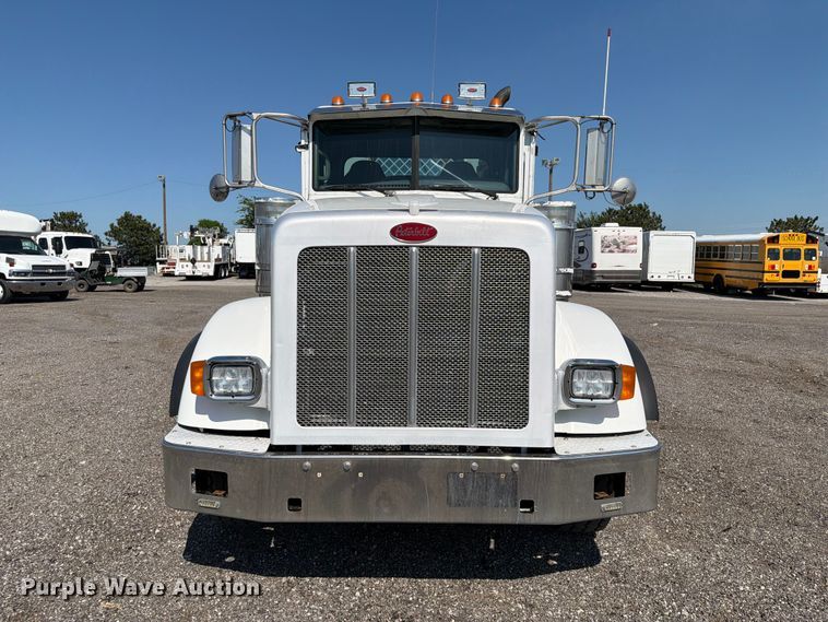 image for item EG9283 2014 Peterbilt 367 semi truck