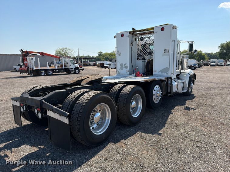 image for item EG9283 2014 Peterbilt 367 semi truck