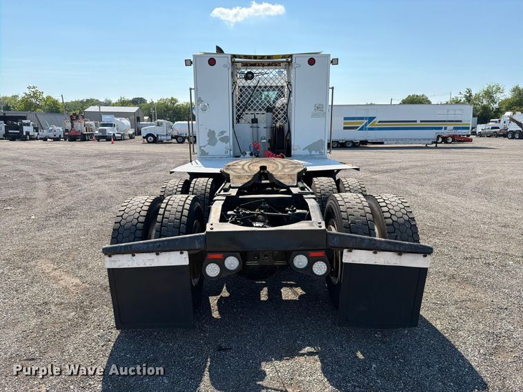 image for item EG9283 2014 Peterbilt 367 semi truck
