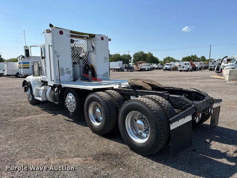 image for item EG9283 2014 Peterbilt 367 semi truck