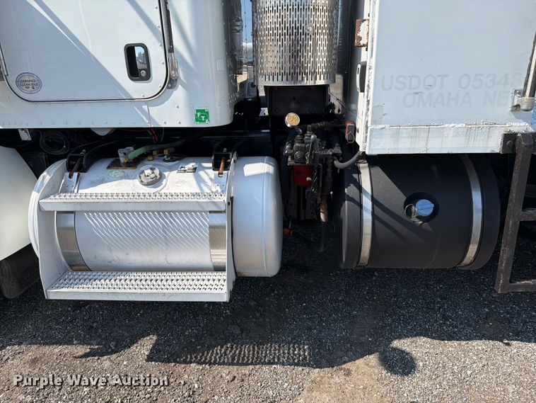 image for item EG9283 2014 Peterbilt 367 semi truck