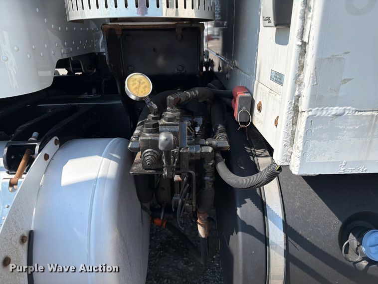 image for item EG9283 2014 Peterbilt 367 semi truck