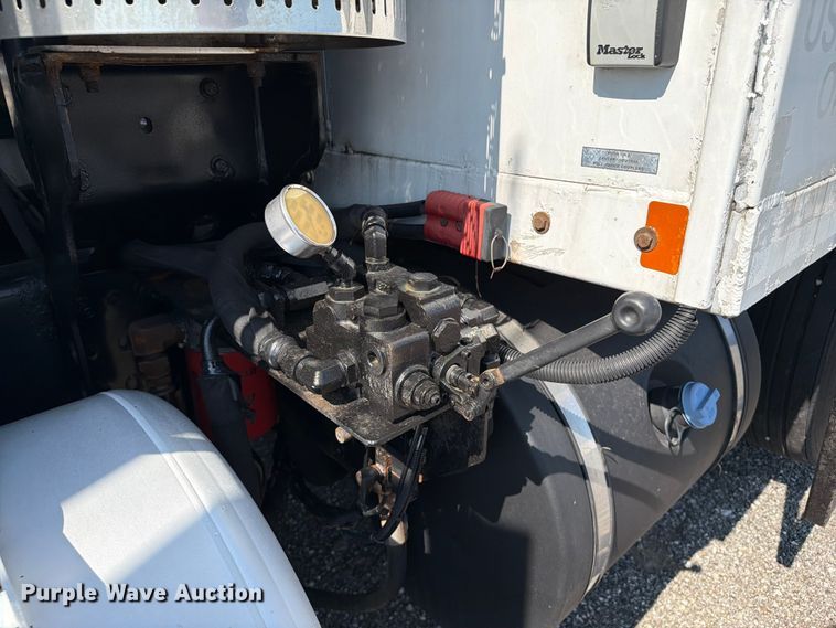 image for item EG9283 2014 Peterbilt 367 semi truck