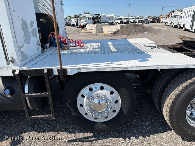 image for item EG9283 2014 Peterbilt 367 semi truck