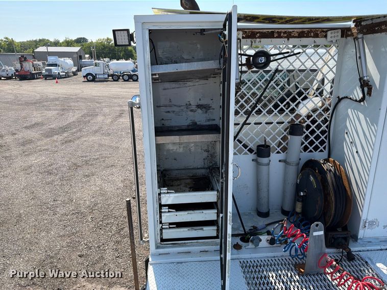 image for item EG9283 2014 Peterbilt 367 semi truck