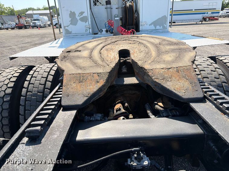 image for item EG9283 2014 Peterbilt 367 semi truck