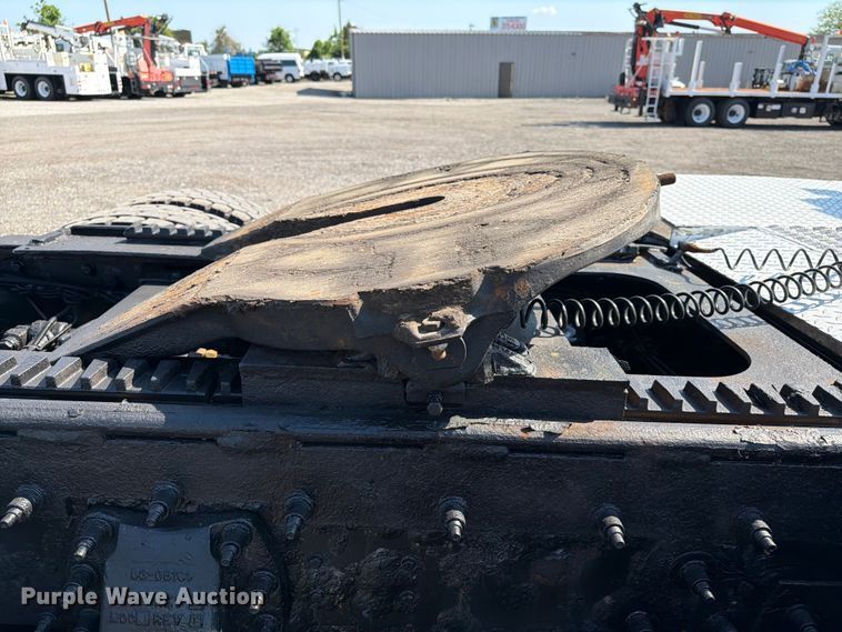 image for item EG9283 2014 Peterbilt 367 semi truck