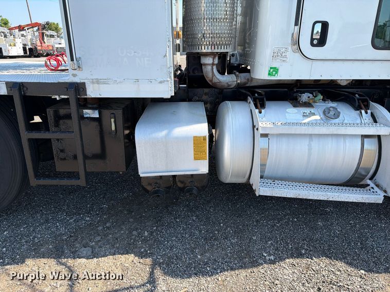 image for item EG9283 2014 Peterbilt 367 semi truck