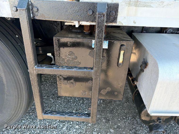 image for item EG9283 2014 Peterbilt 367 semi truck