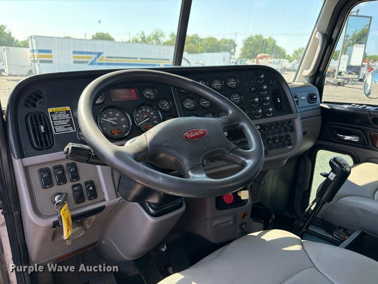 image for item EG9283 2014 Peterbilt 367 semi truck