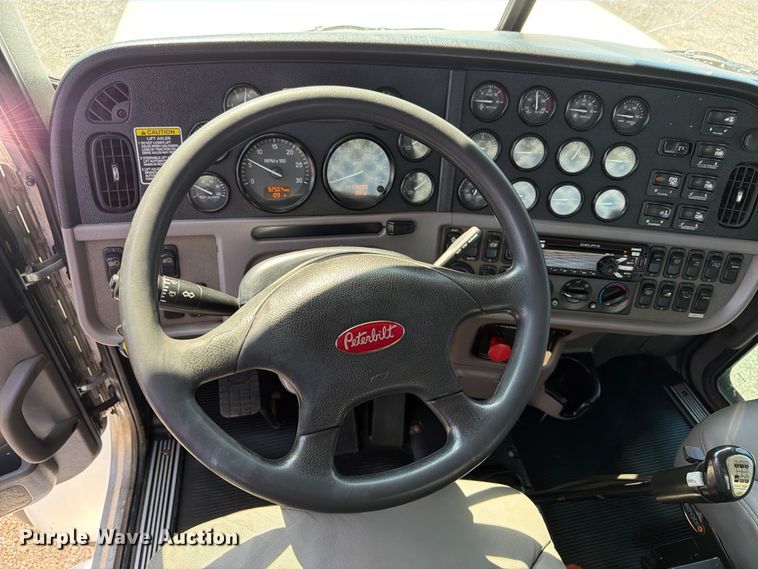 image for item EG9283 2014 Peterbilt 367 semi truck