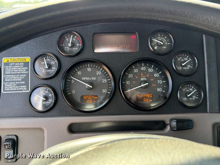 image for item EG9283 2014 Peterbilt 367 semi truck