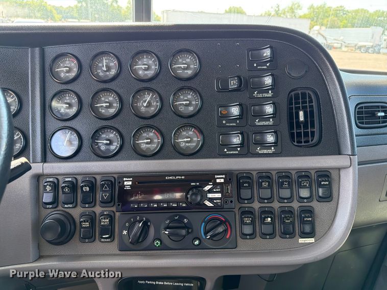 image for item EG9283 2014 Peterbilt 367 semi truck