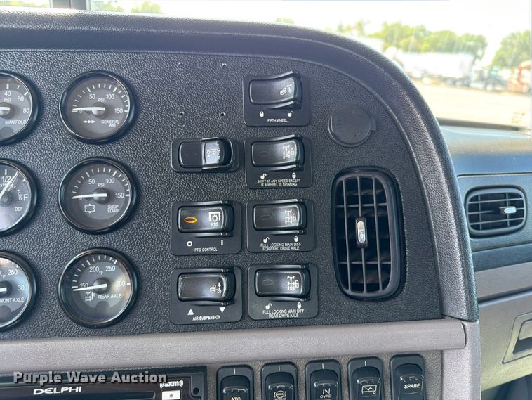 image for item EG9283 2014 Peterbilt 367 semi truck