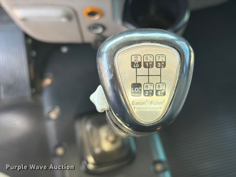 image for item EG9283 2014 Peterbilt 367 semi truck