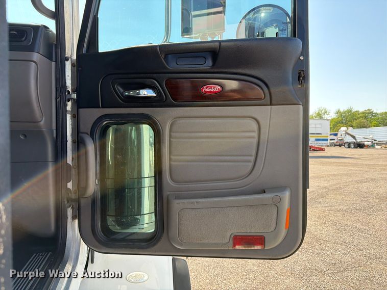 image for item EG9283 2014 Peterbilt 367 semi truck