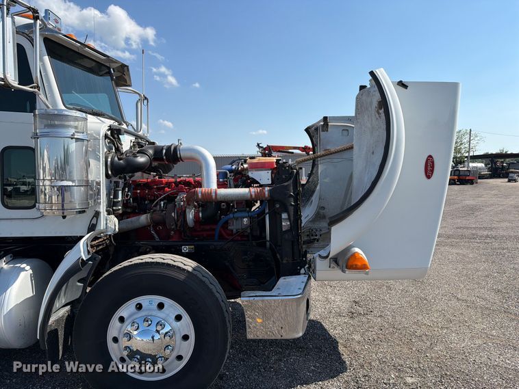 image for item EG9283 2014 Peterbilt 367 semi truck