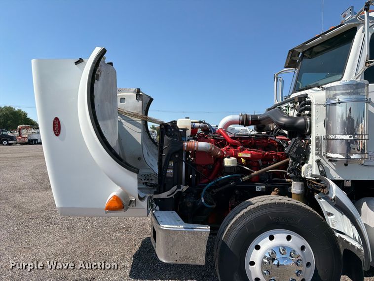 image for item EG9283 2014 Peterbilt 367 semi truck