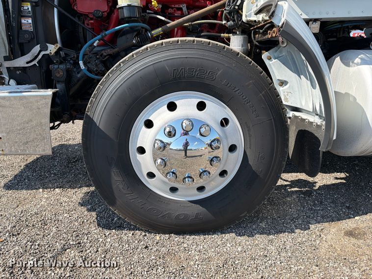 image for item EG9283 2014 Peterbilt 367 semi truck