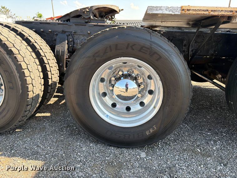 image for item EG9283 2014 Peterbilt 367 semi truck