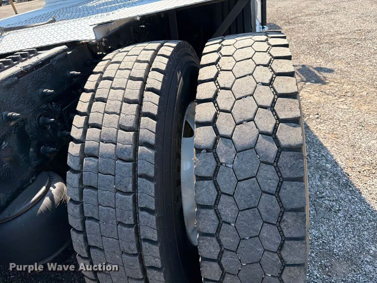 image for item EG9283 2014 Peterbilt 367 semi truck