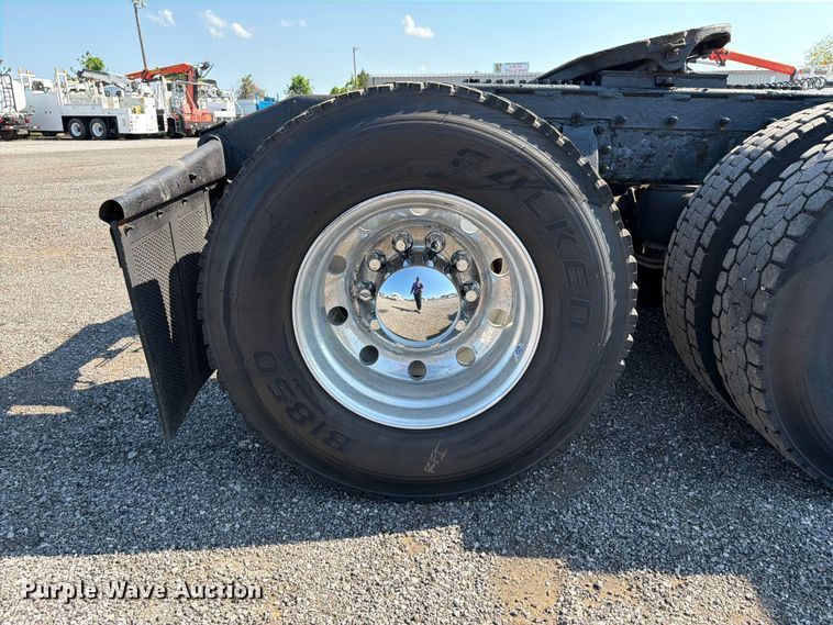 image for item EG9283 2014 Peterbilt 367 semi truck