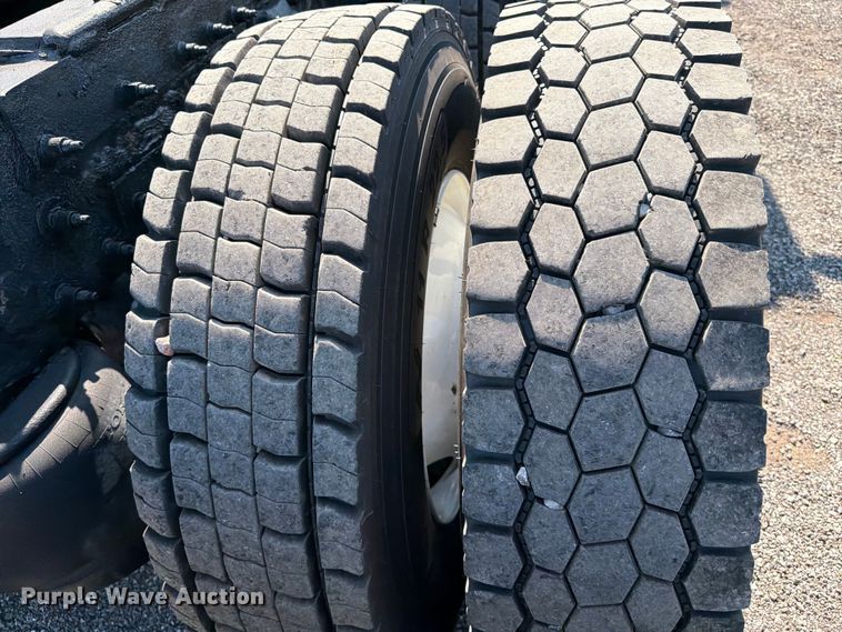 image for item EG9283 2014 Peterbilt 367 semi truck