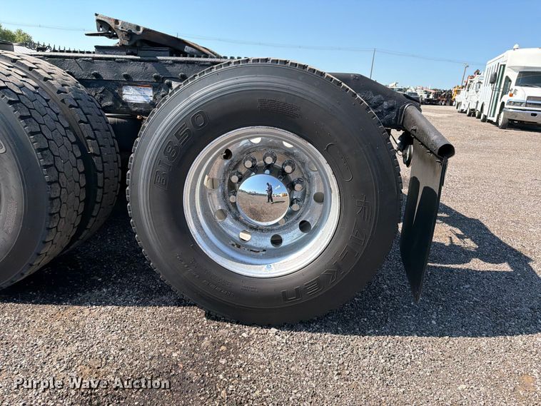 image for item EG9283 2014 Peterbilt 367 semi truck