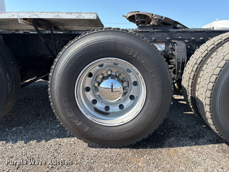 image for item EG9283 2014 Peterbilt 367 semi truck