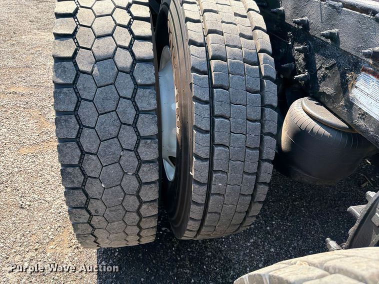 image for item EG9283 2014 Peterbilt 367 semi truck