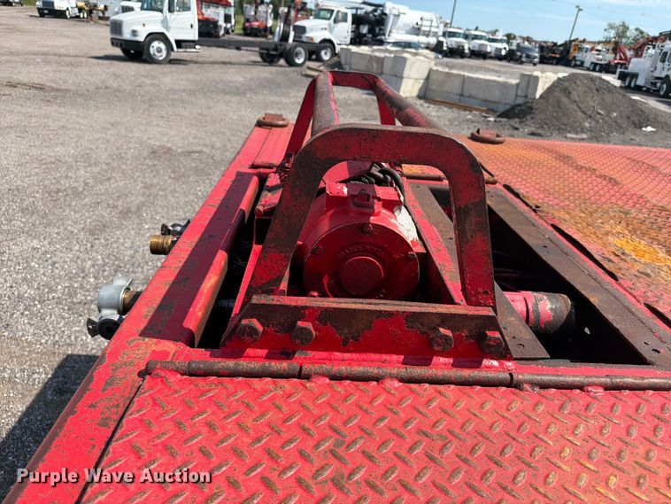 image for item EG9286 1997 Trail King HT Series drop deck hydraulic tail equipment trailer