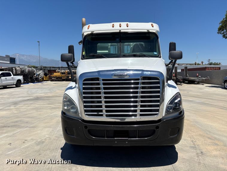 image for item EL2495 2015 Freightliner Cascadia semi truck
