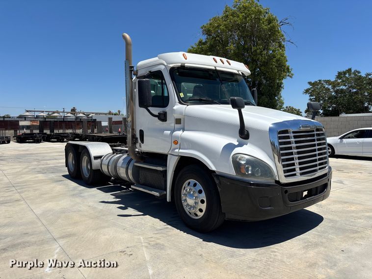 image for item EL2495 2015 Freightliner Cascadia semi truck