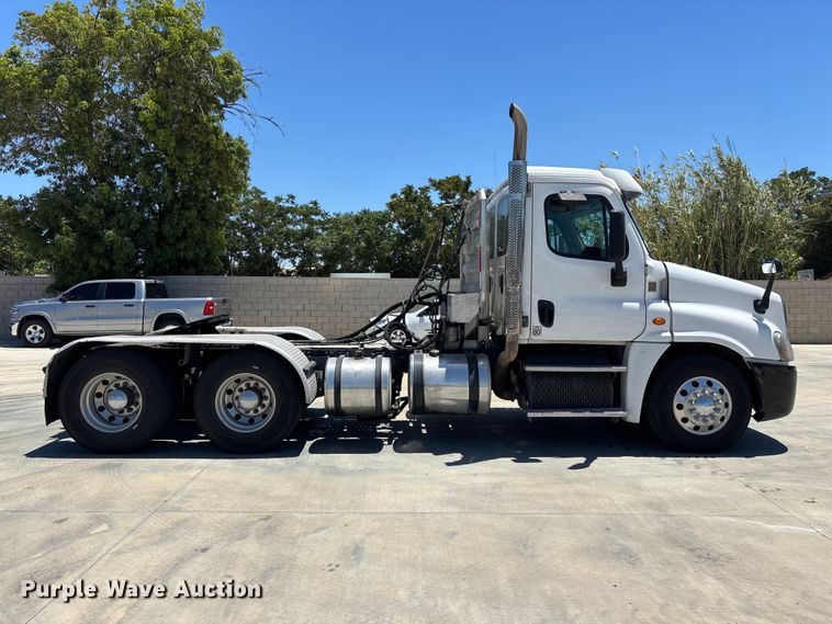 image for item EL2495 2015 Freightliner Cascadia semi truck