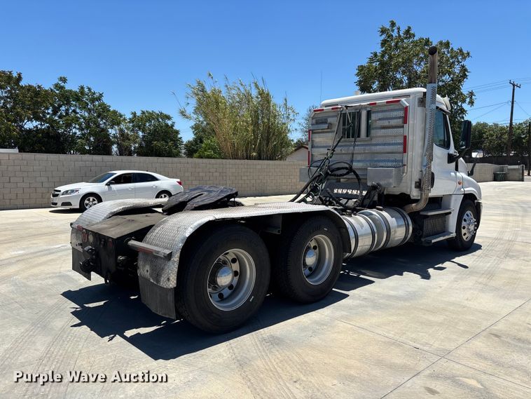 image for item EL2495 2015 Freightliner Cascadia semi truck
