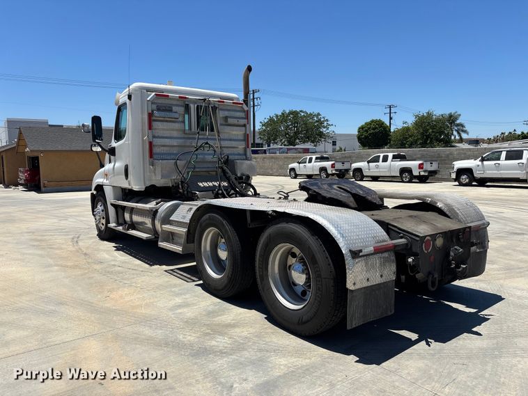 image for item EL2495 2015 Freightliner Cascadia semi truck