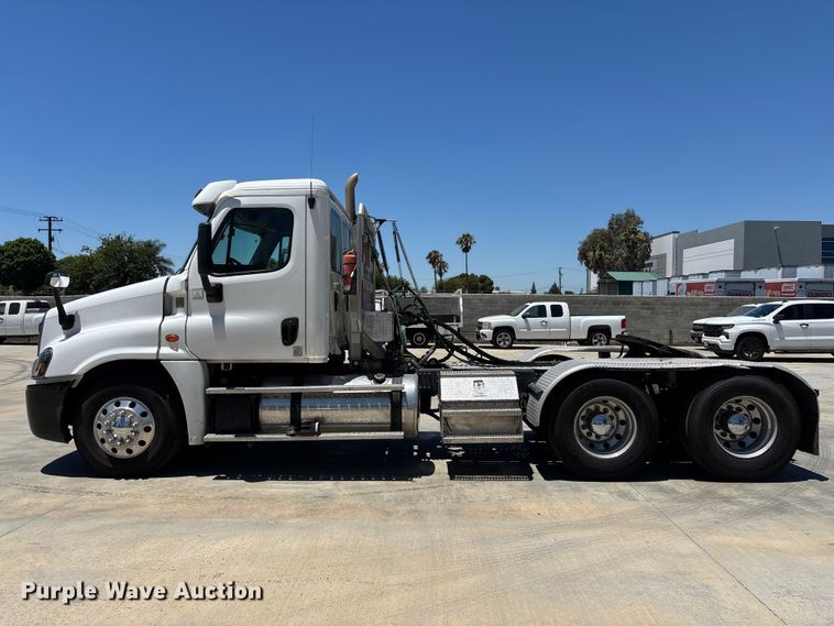 image for item EL2495 2015 Freightliner Cascadia semi truck