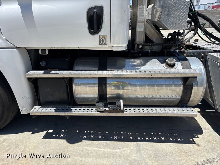image for item EL2495 2015 Freightliner Cascadia semi truck