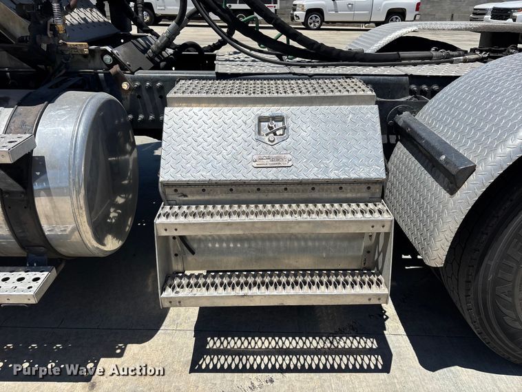 image for item EL2495 2015 Freightliner Cascadia semi truck