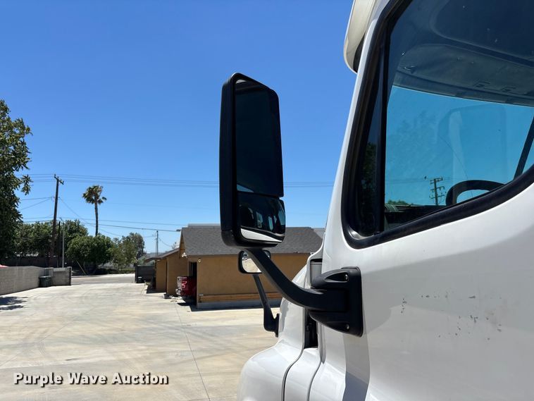 image for item EL2495 2015 Freightliner Cascadia semi truck