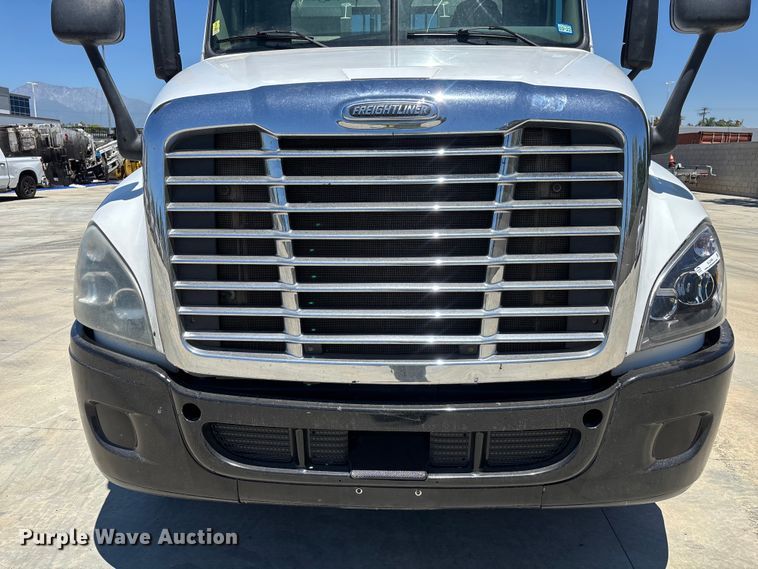 image for item EL2495 2015 Freightliner Cascadia semi truck
