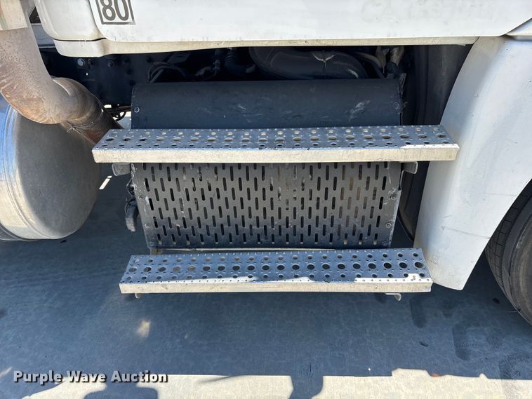 image for item EL2495 2015 Freightliner Cascadia semi truck
