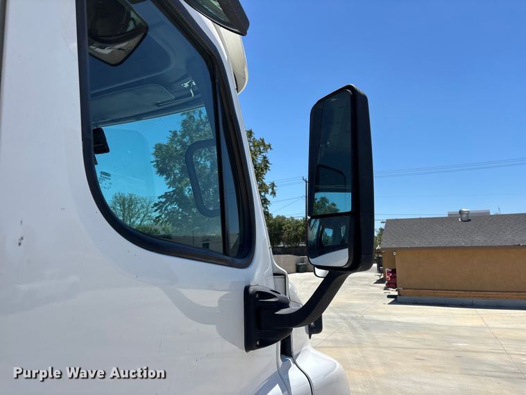 image for item EL2495 2015 Freightliner Cascadia semi truck