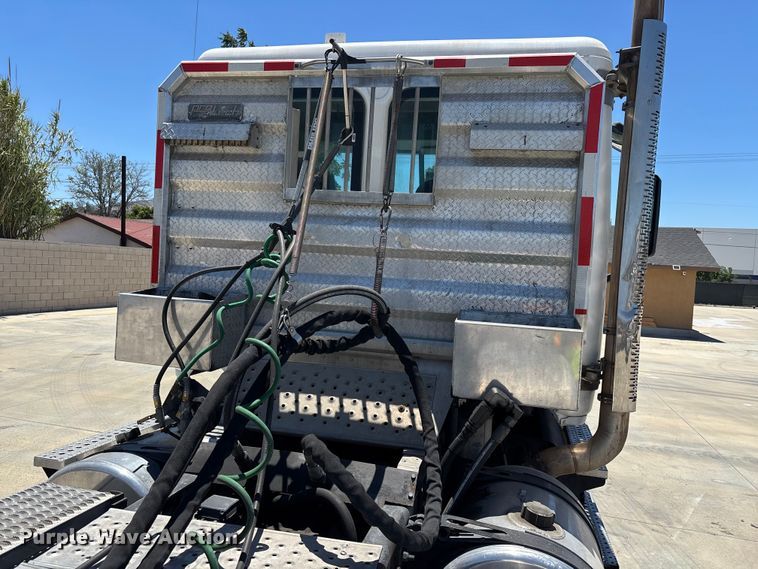 image for item EL2495 2015 Freightliner Cascadia semi truck