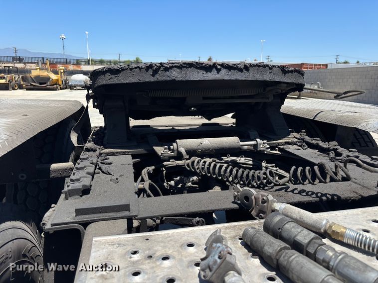 image for item EL2495 2015 Freightliner Cascadia semi truck