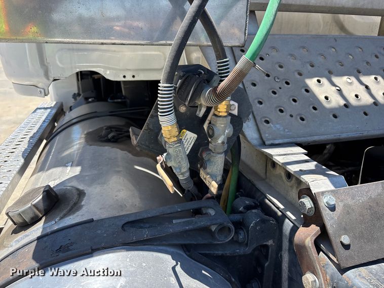 image for item EL2495 2015 Freightliner Cascadia semi truck