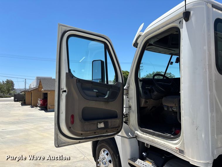 image for item EL2495 2015 Freightliner Cascadia semi truck