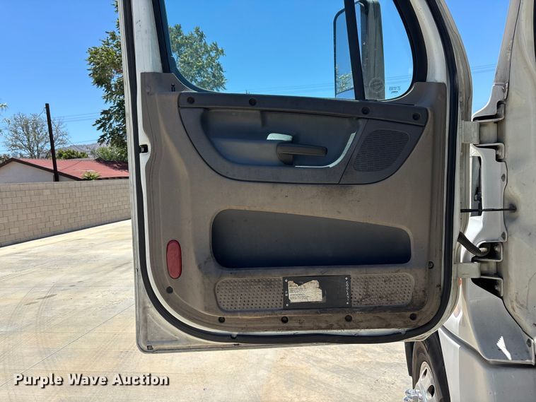 image for item EL2495 2015 Freightliner Cascadia semi truck