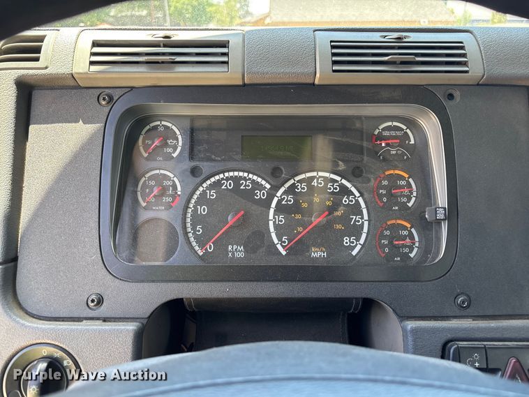 image for item EL2495 2015 Freightliner Cascadia semi truck